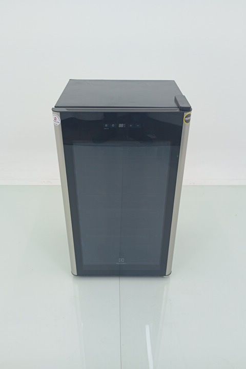 ADEGA ELECTROLUX VINHOS UMA PORTA WSF34 34 GA