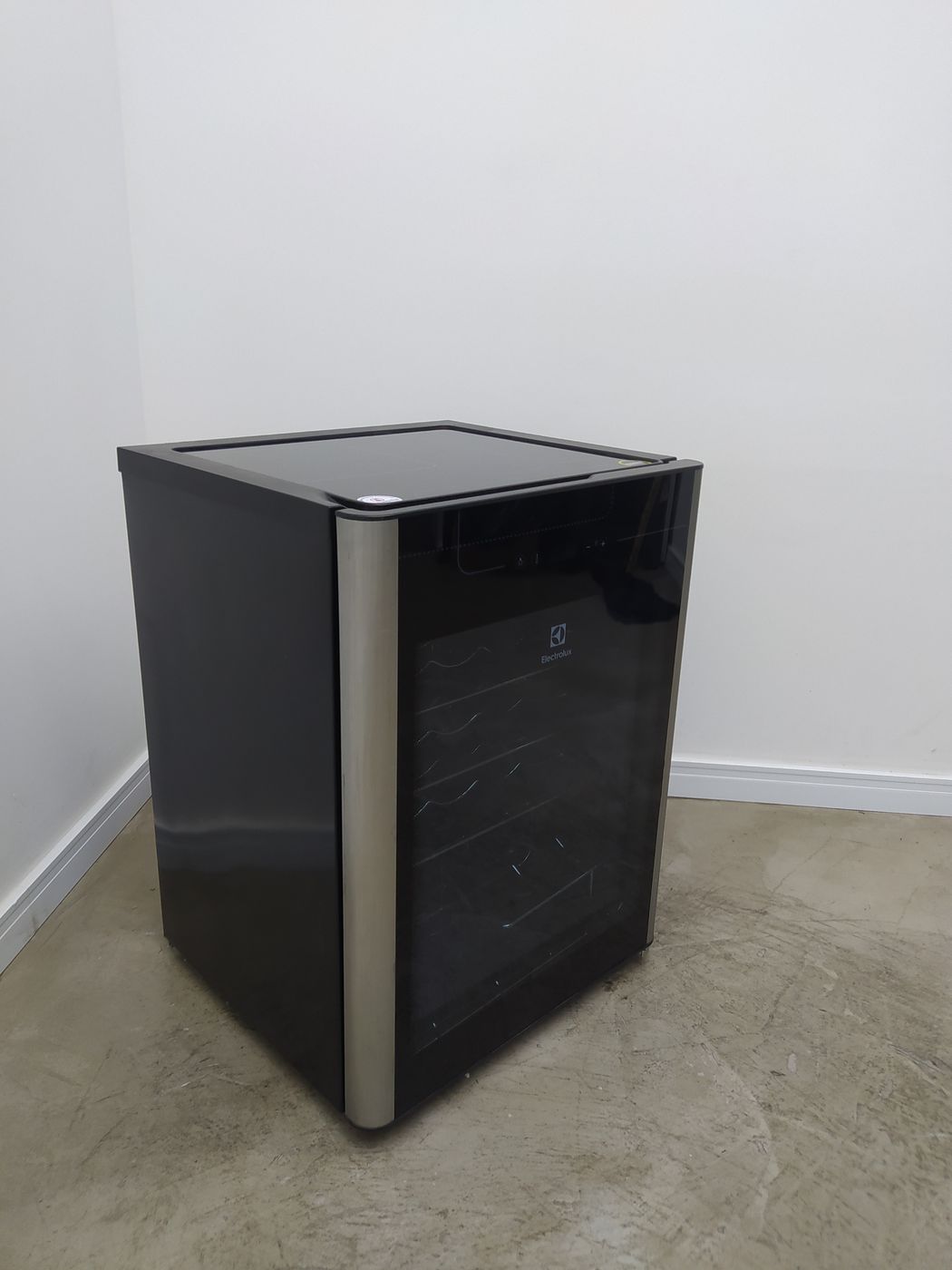 ADEGA ELECTROLUX VINHOS 1 PORTA ACS24 24 GARR