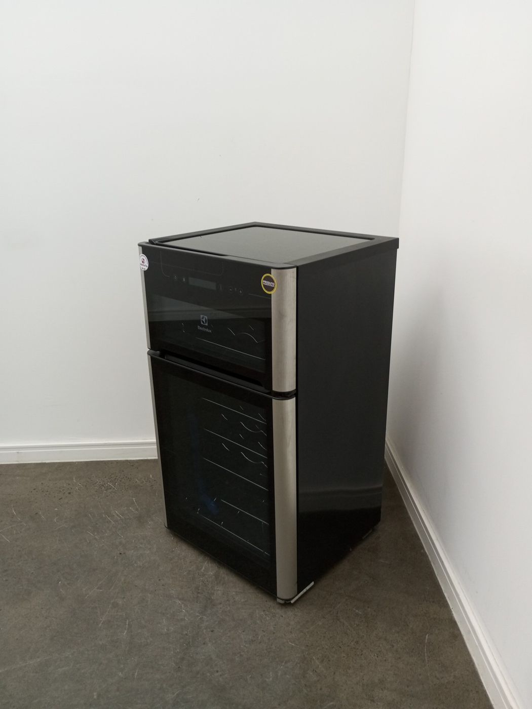 ADEGA ELECTROLUX VINHOS 2 PORTAS ACD29 29 GAR