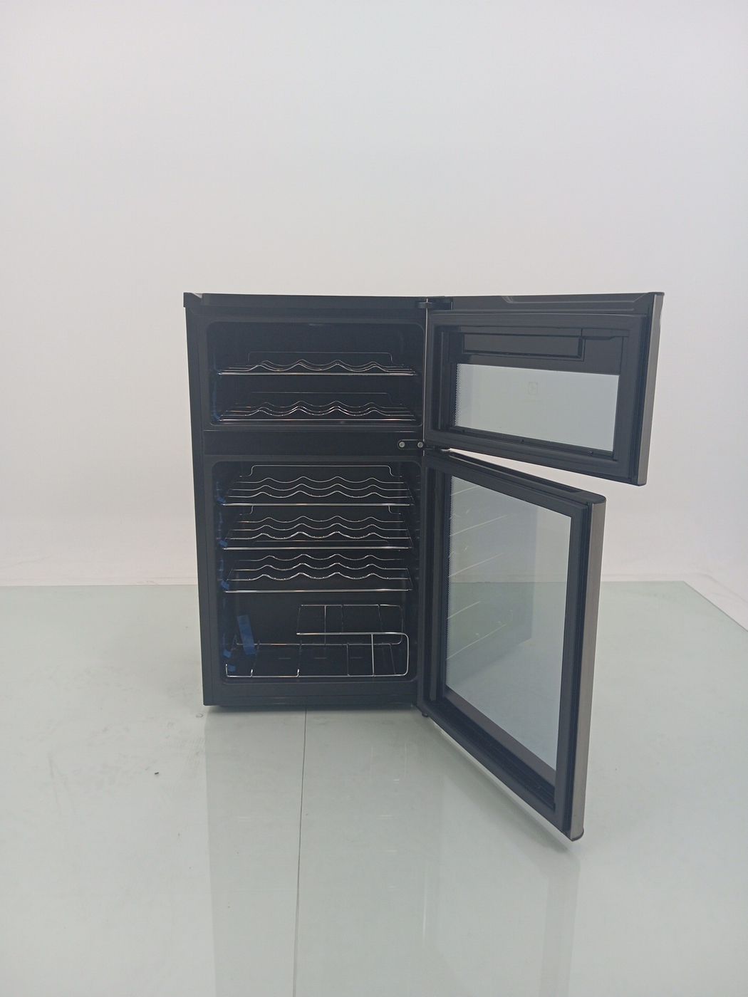 ADEGA ELECTROLUX VINHOS 2 PORTAS ACD29 29 GAR