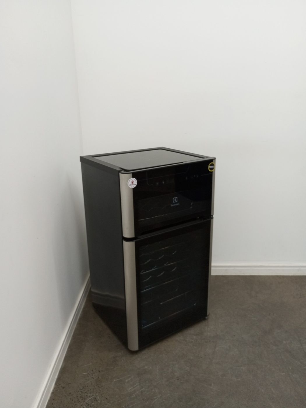 ADEGA ELECTROLUX VINHOS 2 PORTAS ACD29 29 GAR