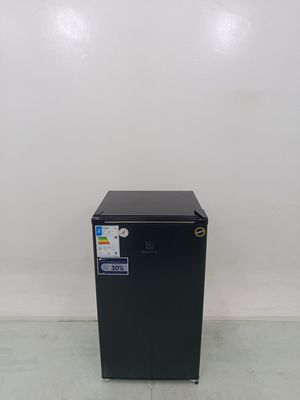 Frigobar Electrolux Em90b - Frigobar Electrolux Em90b-127 V-preto - Preto