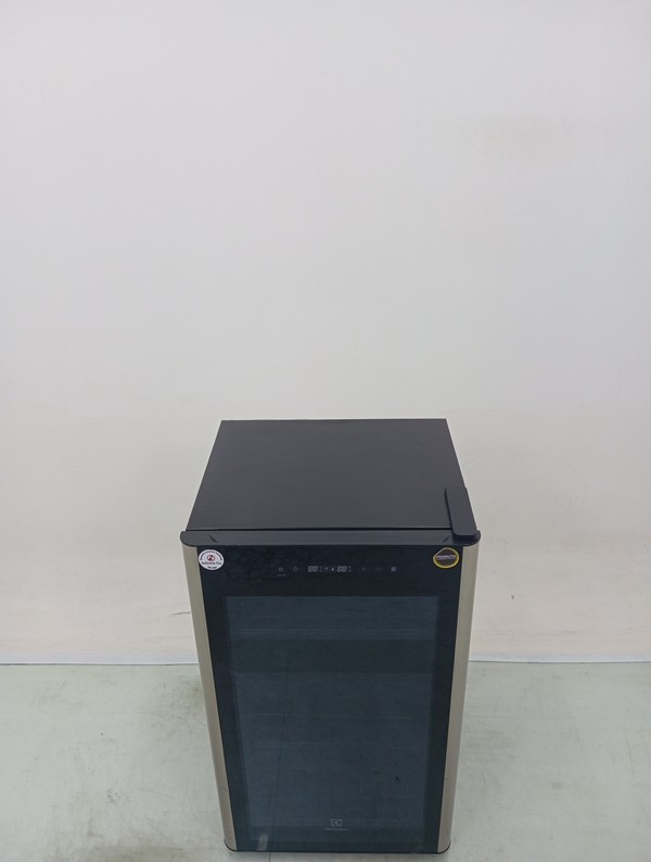 Adega Electrolux Wdf29 - Adega Electrolux Wdf29-127 V-preto - Preto