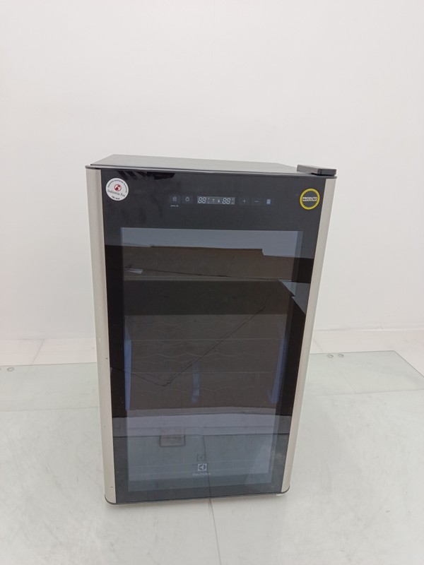 Adega Electrolux Wdf29 - Adega Electrolux Wdf29-127 V-preto - Preto
